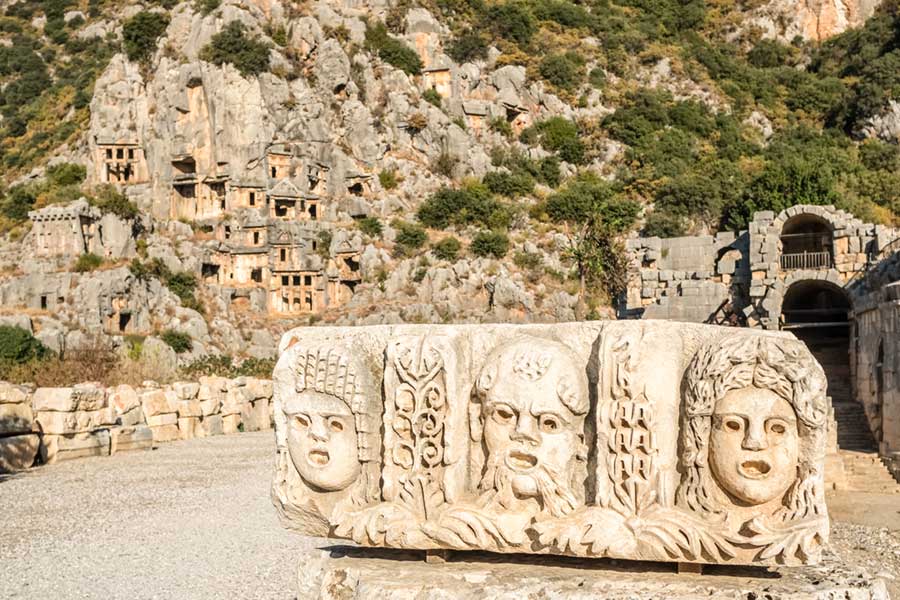 Myra Antik Kenti: Kaya Mezarları ve Noel Baba'nın İzi
